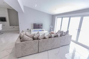 TV/trung tâm giải trí tại 4 Bed-Sleeps 8- Free Parking-Pets-Hot Tub