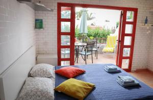 1 dormitorio con 1 cama con 2 almohadas en Los Geranios, Close to BEACH, Puerto Colon, YellowCat 2, en Adeje