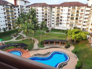 uma vista a partir da varanda de um resort com piscina em Port Dickson, Laguna & Ocean View Resort Teluk Kemang - Apartment em Porto Dickson
