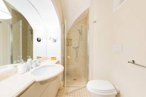 biała łazienka z umywalką i prysznicem w obiekcie Rione Monti Best Holiday w Rzymie +10 zdjęć
