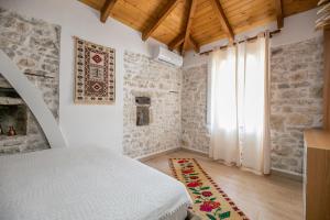 Postel nebo postele na pokoji v ubytování Vila Leon - Old Qeparo - 6 people