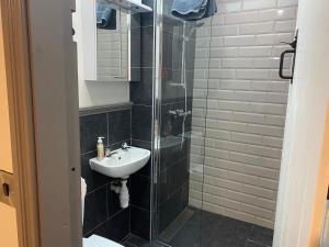 een badkamer met een wastafel en een douche bij Goleen Cozy Cottage in Goleen