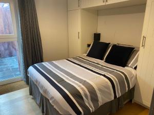 Postel nebo postele na pokoji v ubytování Goleen Cozy Cottage
