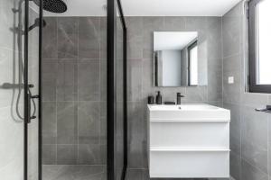 Et badeværelse på HSH Invalides-Palais Bourbon Luxueux Appartement 4P