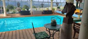 Swimmingpoolen hos eller tæt på Domaine Le Lanis Chambre d'hôtes piscine spa