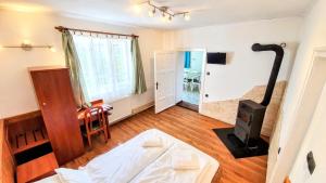 una camera con letto e piano cottura di Kis-Tisza Apartmanházak Tokaj- hegyalja a Tiszaladány
