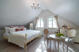 1 dormitorio con 1 cama, mesa y sillas en Boutique hotel Soukeníkův dům, en Kutná Hora