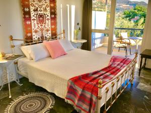 ein Schlafzimmer mit Bett und Balkon in der Unterkunft Theodora Hotel in Petra + 62 Fotos