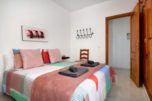 ein Schlafzimmer mit einem Bett mit Handtüchern darauf in der Unterkunft La Bonanza in Playa Blanca