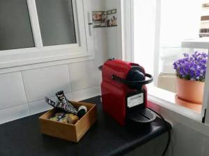 Príslušenstvo na prípravu kávy alebo čaju v ubytovaní Un respiro en cádiz playa victoria 1 hab y salón con sofa cama