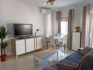 Televízia a/alebo spoločenská miestnosť v ubytovaní Un respiro en cádiz playa victoria 1 hab y salón con sofa cama