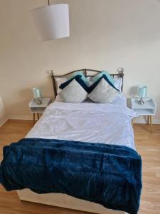 a bed with blue and white sheets and pillows at Captivating 2-Bed Apartment in Belvedere in Belvedere