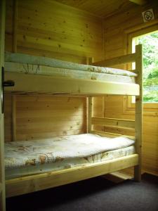 מיטה או מיטות קומותיים בחדר ב-Eko Oaza-Tear of Europe