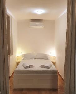 ein Schlafzimmer mit einem Bett mit zwei Handtüchern darauf in der Unterkunft La Finestra sul Conero Apartments in Numana