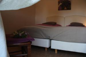 sypialnia z łóżkiem i stołem z kwiatami w obiekcie Fliederhof w mieście Michendorf