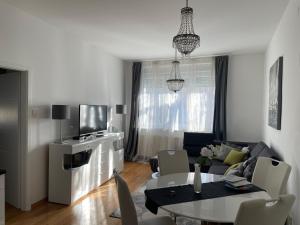 salon ze stołem i kanapą w obiekcie Marimar apartments w Zagrzebiu