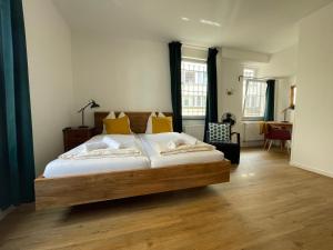 ein Schlafzimmer mit einem großen Bett in einem Zimmer in der Unterkunft BrauHotel Bonn in Bonn