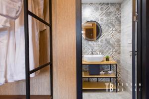 een badkamer met een wastafel en een spiegel bij Terra Bridge in Tbilisi City