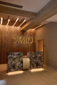een lobby met een bord op de muur van een gebouw bij OMID Saldanha Hotel in Lissabon