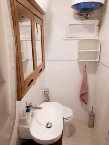 een kleine badkamer met een wit toilet en een wastafel bij Studio apartment, super position in Rome