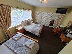 Säng eller sängar i ett rum på The Mayfair Lodge & Family Suite