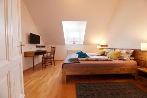 um quarto com uma cama, uma secretária e uma janela em Alte Ratsschänke em Geseke