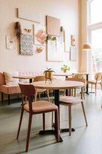 jadalnia ze stołem i krzesłami w obiekcie Stadshotel Steegoversloot w mieście Dordrecht