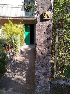 eine Steinmauer mit einer Tür und einem Gebäude in der Unterkunft La Cantina Del Sole in Riccò del Golfo di Spezia