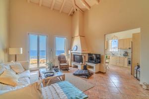 sala de estar con vistas al océano en IRIDA Villa - Sea & Sunset Flats near Batsi en Batsi