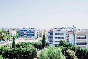 uitzicht op een stad met bomen en gebouwen bij Hauzify I Apartaments Coral in Torredembarra