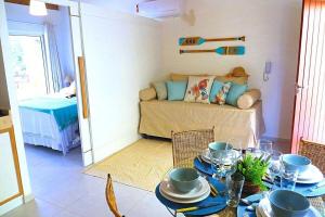 ein Wohnzimmer mit einem Tisch und einem Sofa in der Unterkunft Solar Agua Flats Elegance Flat in Pipa
