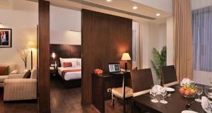 una camera d'albergo con letto e scrivania di Comfort Inn Tulip Heights a Bathinda