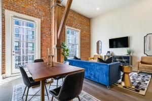 een woonkamer met een blauwe bank en een tafel bij The Frenchmen in New Orleans