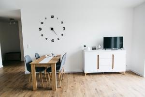 Televízia a/alebo spoločenská miestnosť v ubytovaní Apartamenty Perła Orawy