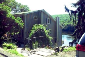 een huis met een hek ervoor bij Large family house on the lake in Hewitt