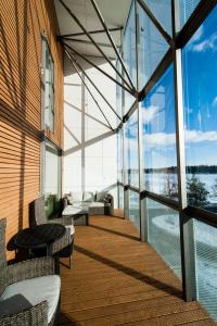 Un balcón con sillas y mesas en un edificio en Aalto Inn en Espoo