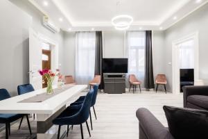 a living room with a white table and chairs at Prime star Deak ter Modern Luxury Apartments Budapest in Budapest