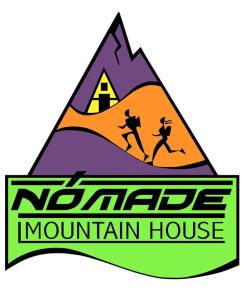 a mountain house logo with two people walking up a mountain at Nomade Mountain House in Potrerillos