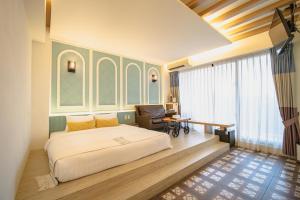 a bedroom with a bed and a desk and a chair at 夏漾旅店Summer Delight 包棟民宿 in Nanwan +75 photos