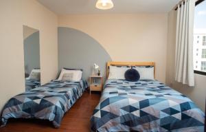 1 dormitorio con 2 camas y ventana en Apartamento Mira 1 en Cochabamba
