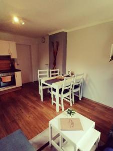 Kuchnia lub aneks kuchenny w obiekcie Apartments Zwigl