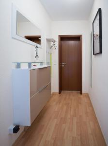 eine Küche mit weißen Wänden und Holzböden in der Unterkunft Ferienwohnung Fernblick in Saarbrücken