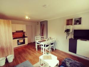 salon ze stołem i krzesłami oraz kuchnia w obiekcie Apartments Zwigl w mieście Flattach