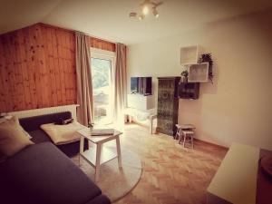 salon z kanapą i stołem w obiekcie Apartments Zwigl w mieście Flattach