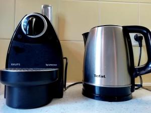 a tea kettle and a toaster on a counter at L'écrin du quercy in Figeac