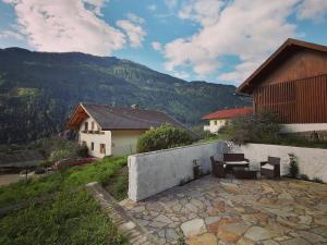 patio ze stołem i krzesłami oraz góry w obiekcie Apartments Zwigl w mieście Flattach