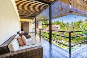 Habitación con balcón y ventana grande. en Anedda Merta Sari Villa Sanur, en Sanur 37 fotos más