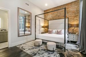 una camera con un grande letto e un muro di mattoni di The Jazz a New Orleans