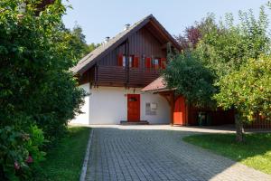 una casa con puerta roja y entrada de ladrillo en Villa Toni, en Bled