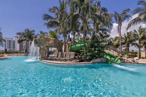 A piscina em ou perto de Oceanfront Palm Beach Resort & Spa Singer Island